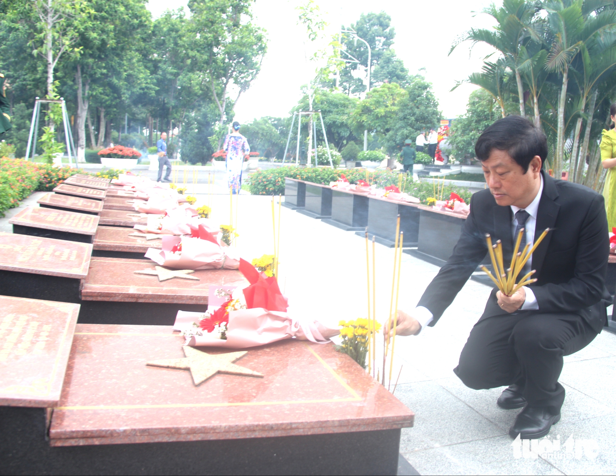 Bí thư Trần Lưu Quang cùng lãnh đạo TP.HCM dâng hương tưởng niệm Anh hùng liệt sĩ nhân ngày 27-7 - Ảnh 16.