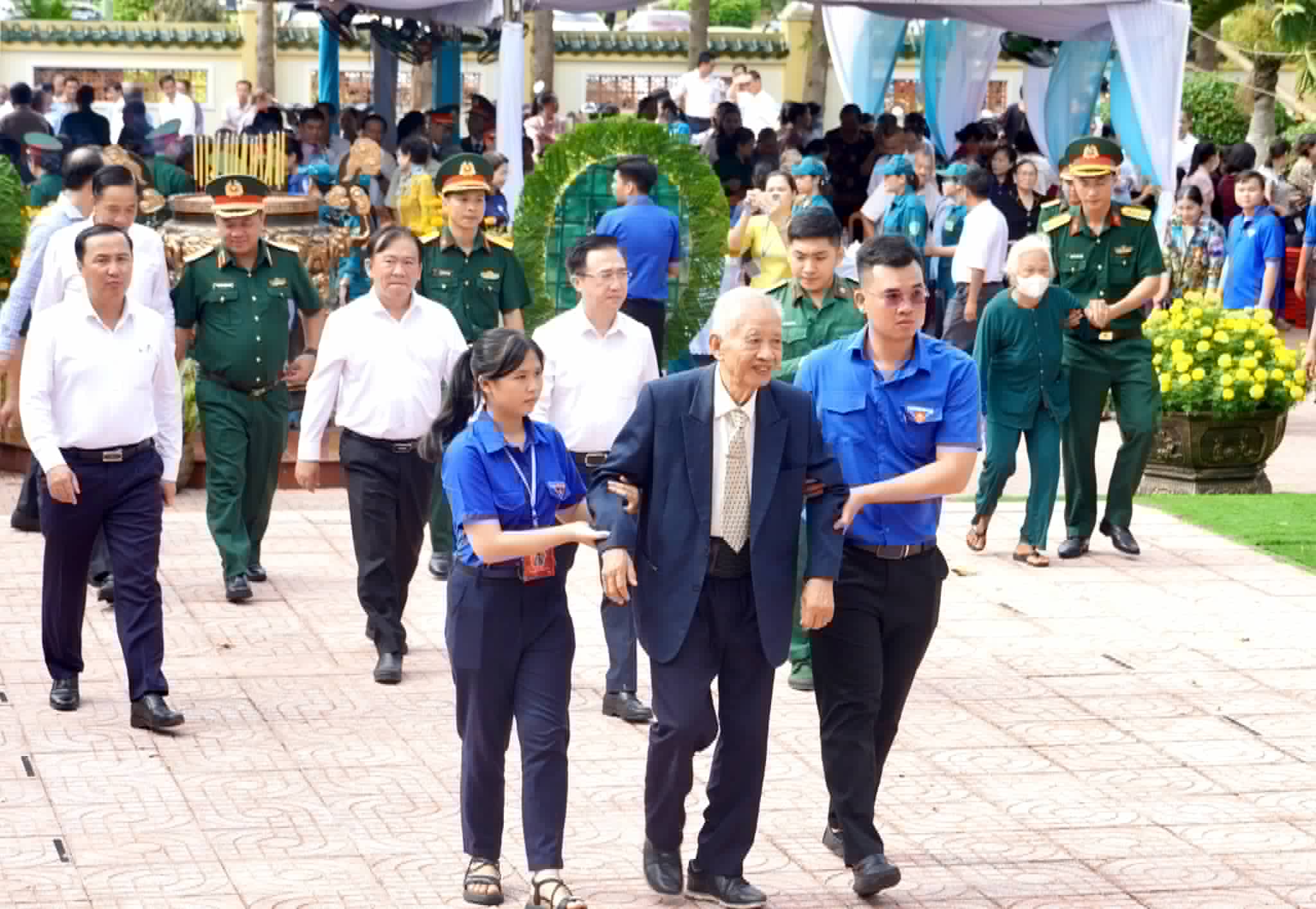 Bí thư Trần Lưu Quang cùng lãnh đạo TP.HCM dâng hương tưởng niệm Anh hùng liệt sĩ nhân ngày 27-7 - Ảnh 18.