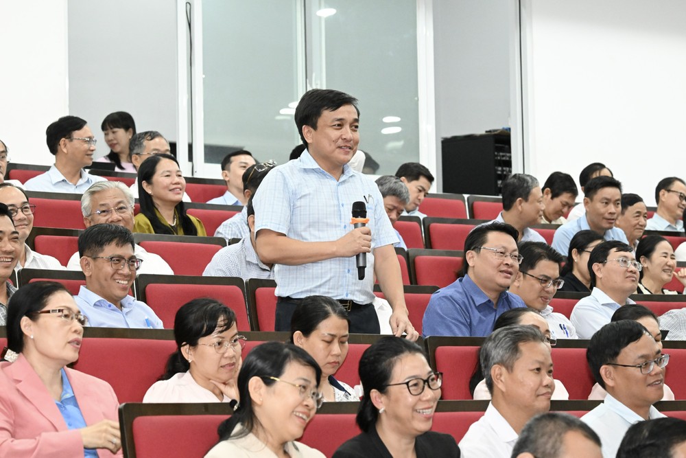 Chủ tịch UBND phường Bình Tân Nguyễn Văn Sử đặt câu hỏi về tình trạng thiếu giáo viên cho năm học 2026-2027. Ảnh: VIỆT DŨNG 9788b682a90b2855711a.jpg