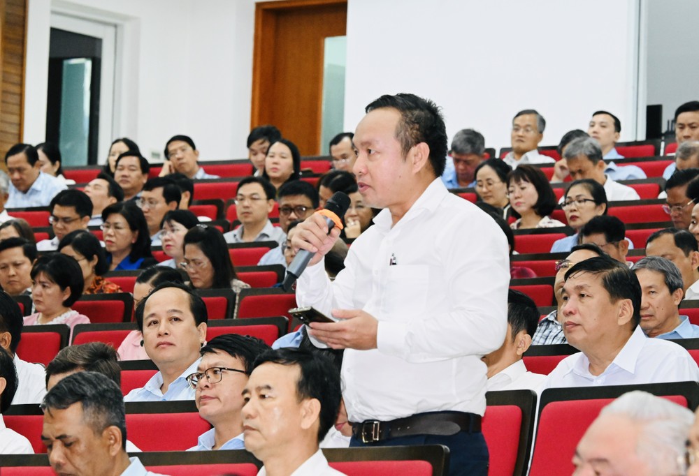 Bí thư Đảng ủy, Chủ tịch HĐND xã Dầu Tiếng Nguyễn Đình Khánh đặt câu hỏi tại buổi đối thoại. Ảnh: VIỆT DŨNG d5138d5792de13804acf.jpg