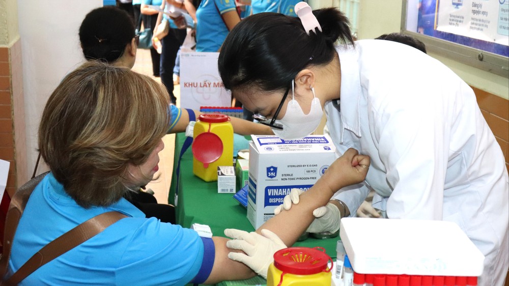 Người lao động tại phường Bàn Cờ tham gia khám sức khỏe tại ngày hội kỷ niệm. Ảnh: THÁI PHƯƠNG