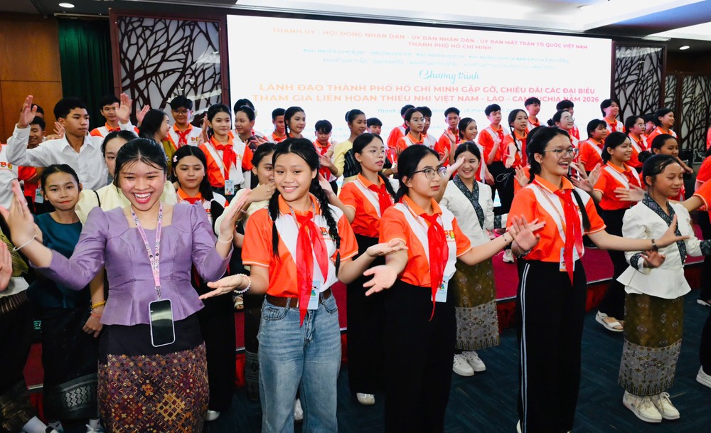 Các đoàn đại biểu biểu diễn văn nghệ. Ảnh: VIỆT DŨNG IMG_1429.jpeg