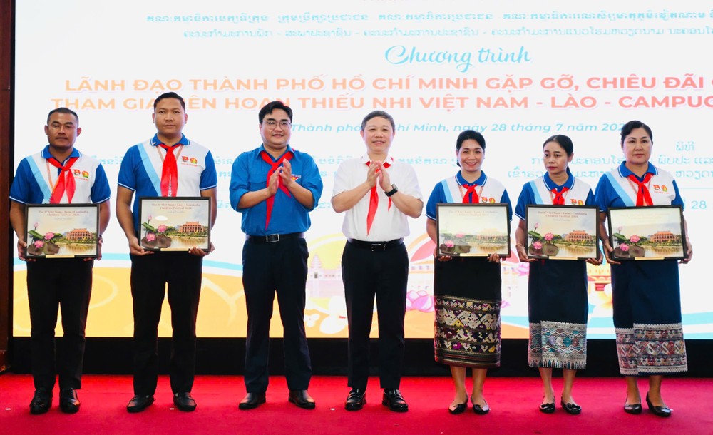 Đồng chí Dương Anh Đức và đồng chí Ngô Minh Hải tặng quà lưu niệm cho đại diện các đoàn đại biểu tham dự liên hoan. Ảnh: VIỆT DŨNG IMG_1432.jpeg