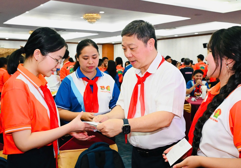 Trưởng Ban Tuyên giáo và Dân vận Thành ủy TPHCM Dương Anh Đức tặng quà cho các đại biểu thiếu nhi tham dự liên hoan. Ảnh: VIỆT DŨNG IMG_1433.jpeg