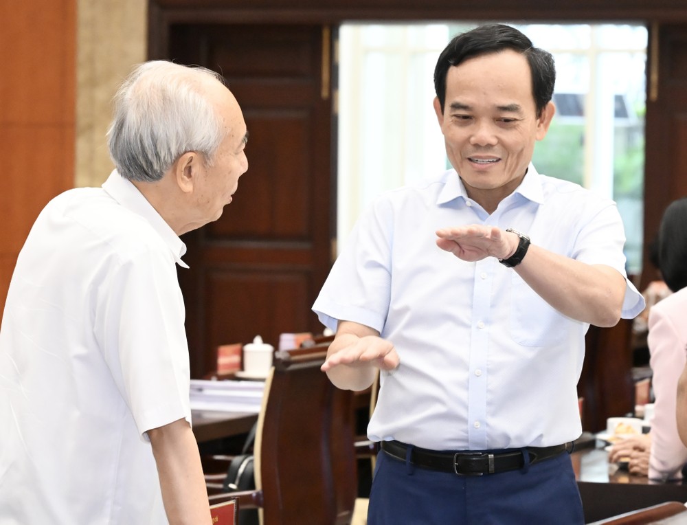 Đồng chí Trần Lưu Quang trao đổi với đồng chí Huỳnh Đảm trước giờ diễn ra hội nghị DVD_3824.jpg