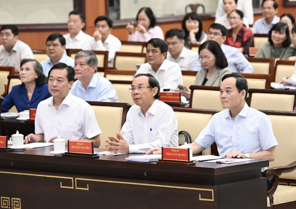 Bí thư Thành ủy TPHCM Trần Lưu Quang, nguyên Bí thư Thành ủy TPHCM Nguyễn Văn Nên và Phó Bí thư Thường trực Thành ủy TPHCM Lê Quốc Phong và các đại biểu dự hội nghị tại điểm cầu TPHCM. Ảnh: VIỆT DŨNG DVD_3917.jpg