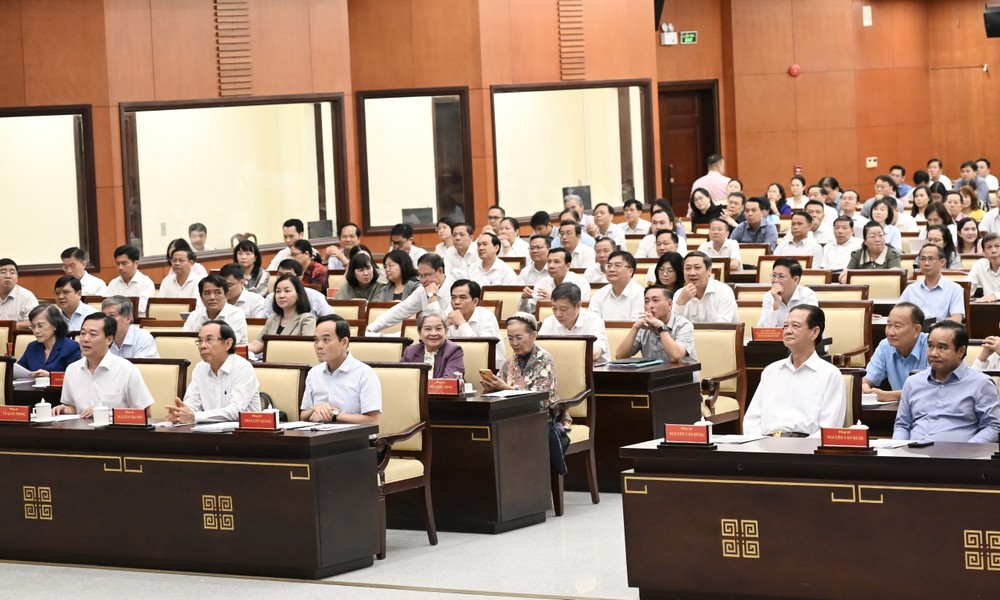 Nguyên lãnh đạo Đảng, Nhà nước, MTTQ Việt Nam và lãnh đạo, nguyên lãnh đạo TPHCM qua các thời kỳ dự tại điểm cầu TPHCM. Ảnh: VIỆT DŨNG DVD_3938.jpg