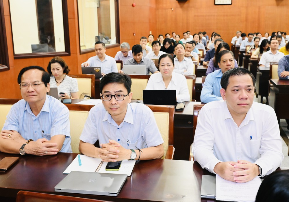 Đại biểu dự hội nghị tại điểm cầu Hội trường TPHCM DVD_4035.jpg
