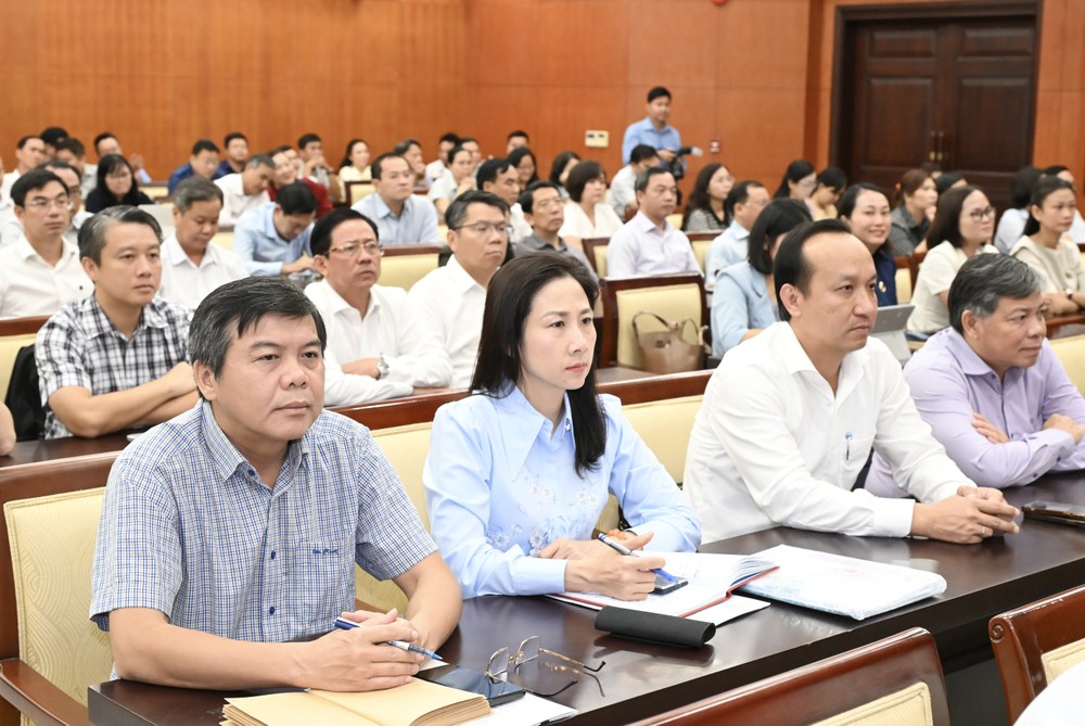 Đại biểu dự hội nghị tại điểm cầu Hội trường TPHCM DVD_4058.jpg