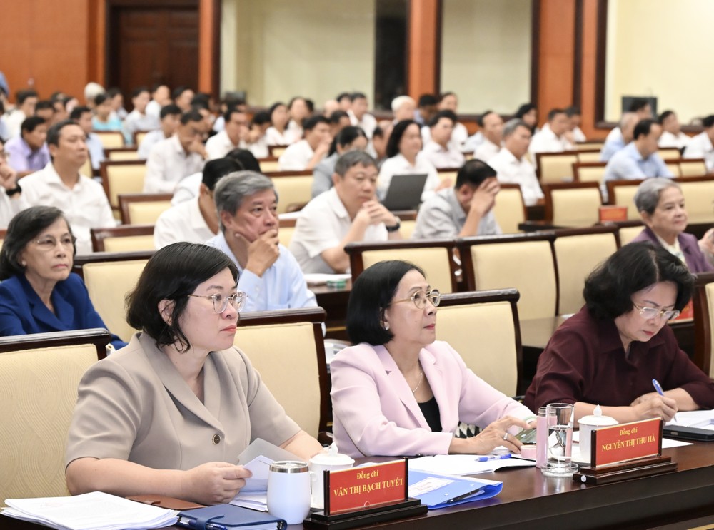 Nguyên Ủy viên Trung ương Đảng, nguyên Phó Chủ tịch nước Đặng Thị Ngọc Thịnh; nguyên Ủy viên Trung ương Đảng, nguyên Phó Bí thư Thành ủy TPHCM Nguyễn Thị Thu Hà và Phó Bí thư Thành ủy TPHCM Văn Thị Bạch Tuyết dự hội nghị. Ảnh: VIỆT DŨNG DVD_4081.jpg