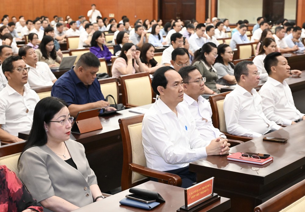 Đại biểu dự hội nghị tại điểm cầu Hội trường TPHCM DVD_4091.jpg