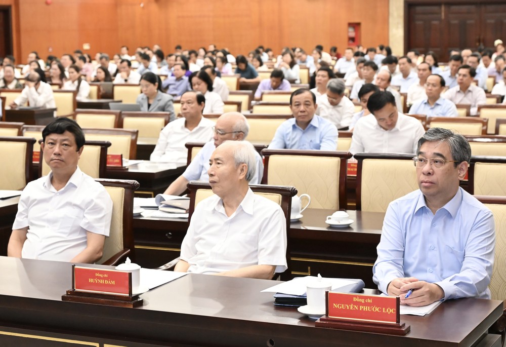 Nguyên Ủy viên Trung ương Đảng, nguyên Chủ tịch Ủy ban Trung ương MTTQ Việt Nam Huỳnh Đảm; Phó Bí thư Thành ủy, Chủ tịch HĐND TPHCM Võ Văn Minh và đồng chí Nguyễn Phước Lộc, Phó Bí thư Thành ủy, Chủ tịch Ủy ban MTTQ Việt Nam TPHCM dự hội nghị. Ảnh: VIỆT DŨNG DVD_4124.jpg