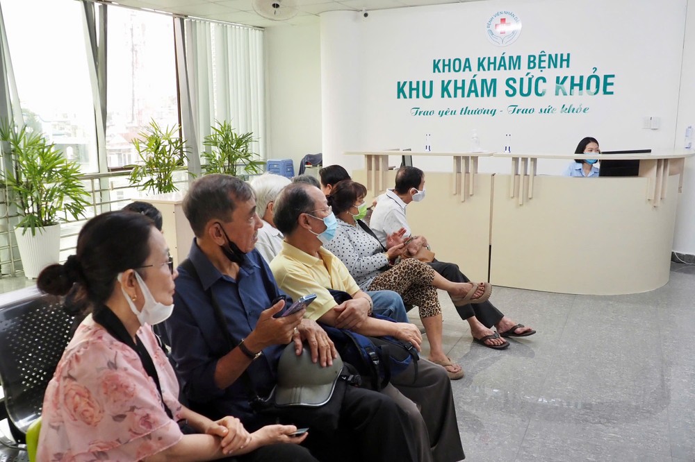 Người dân chờ khám sức khỏe tại Bệnh viện Nhân dân 115. Ảnh: HOÀNG HÙNG