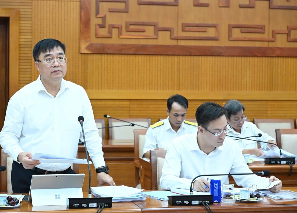 Giám đốc Sở Tài chính TPHCM Hoàng Vũ Thảnh báo cáo kết quả thu ngân sách trong 6 tháng đầu năm 2026. Ảnh: VIỆT DŨNG 2aoboqnybsmlycsywtsphmsxr1z6ojcpf5jfxl7i1.jpg