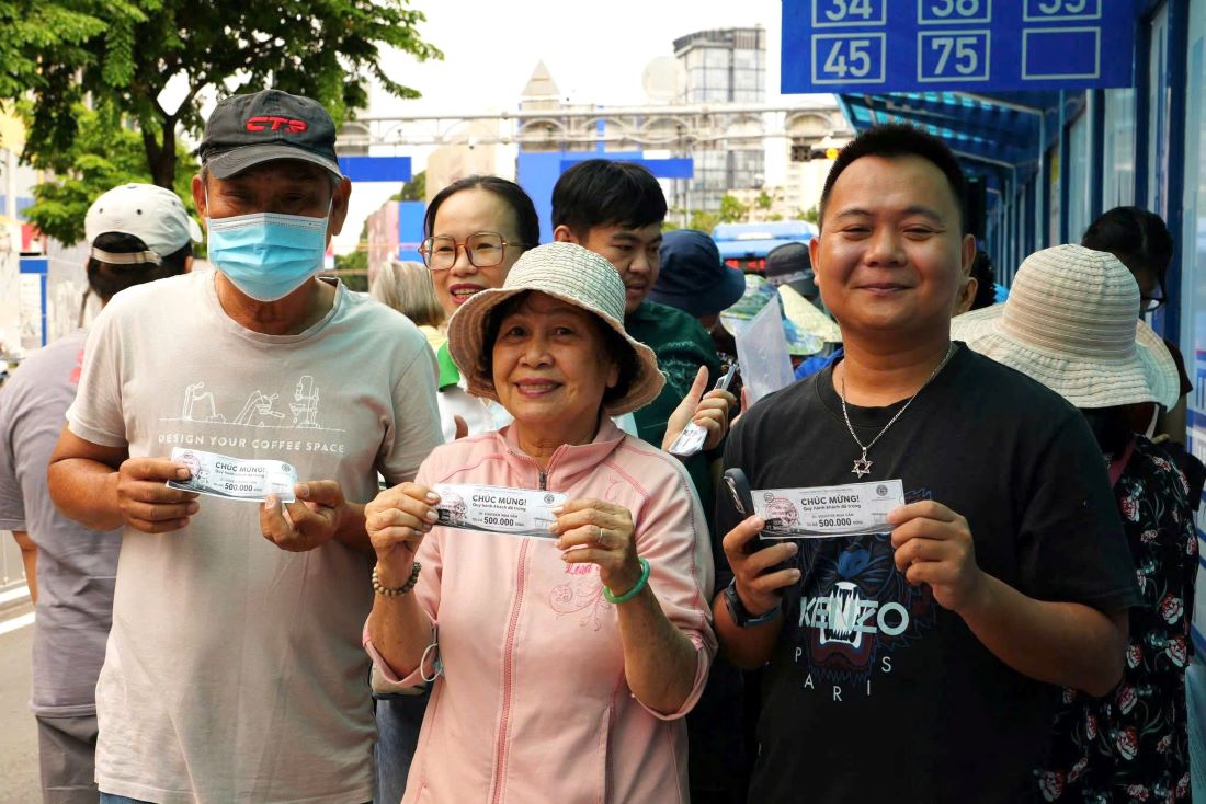 Bất ngờ với quà 500.000 đồng sau chuyến xe buýt miễn phí ở TPHCM