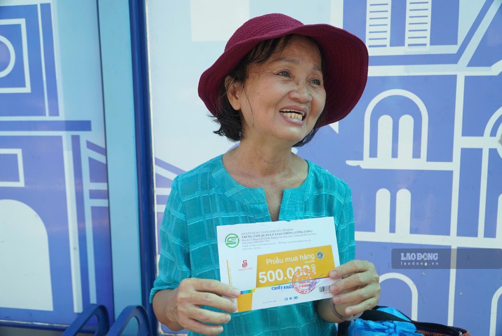Bà Thanh Mỹ cho biết việc miễn phí vé xe buýt cùng chương trình bốc thăm trúng thưởng tạo thêm động lực để người dân lựa chọn phương tiện công cộng. Ảnh: Ngọc Ánh