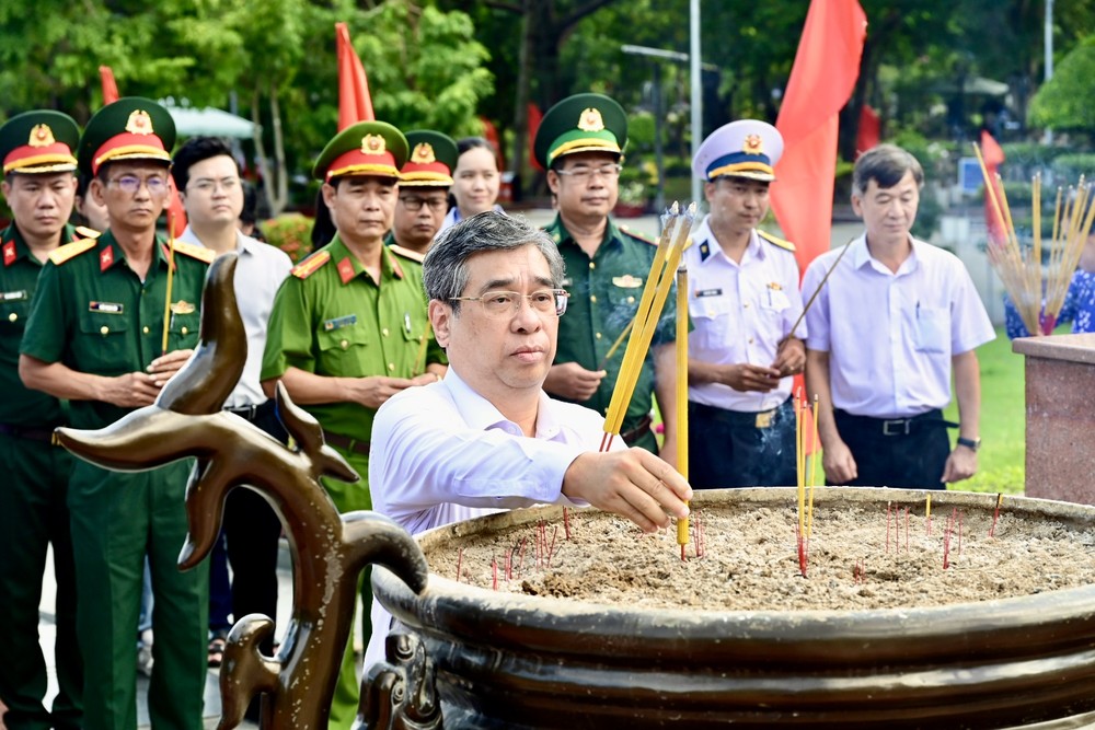 Đồng chí Nguyễn Phước Lộc dâng hương tại Nghĩa trang Hàng Dương. Ảnh: VĂN MINH _DSC5860.jpeg
