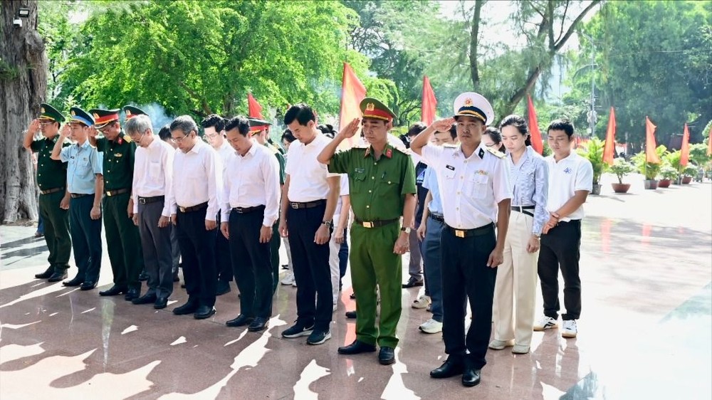 Đoàn đại biểu dành phút mặc niệm tri ân các Anh hùng liệt sĩ tại Nghĩa trang Hàng Keo. Ảnh: VĂN MINH dsc5773-5720-3859.jpeg