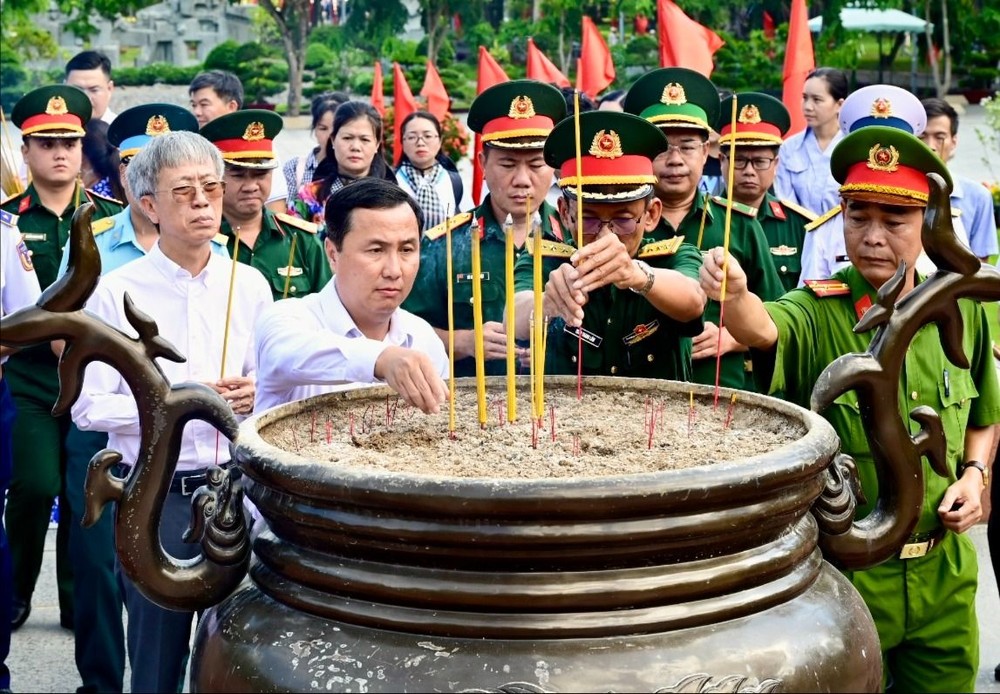 Đồng chí Lê Hoàng Hải cùng các đại biểu dâng hương tại Nghĩa trang Hàng Dương. Ảnh: VĂN MINH dsc5868-5616-4039.jpeg