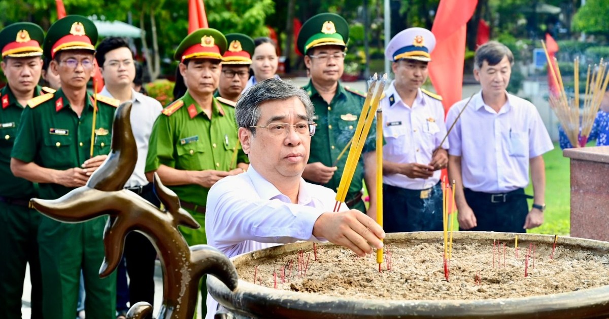 Lãnh đạo Thành ủy TPHCM dâng hoa, dâng hương tưởng niệm các Anh hùng liệt sĩ tại Côn Đảo
