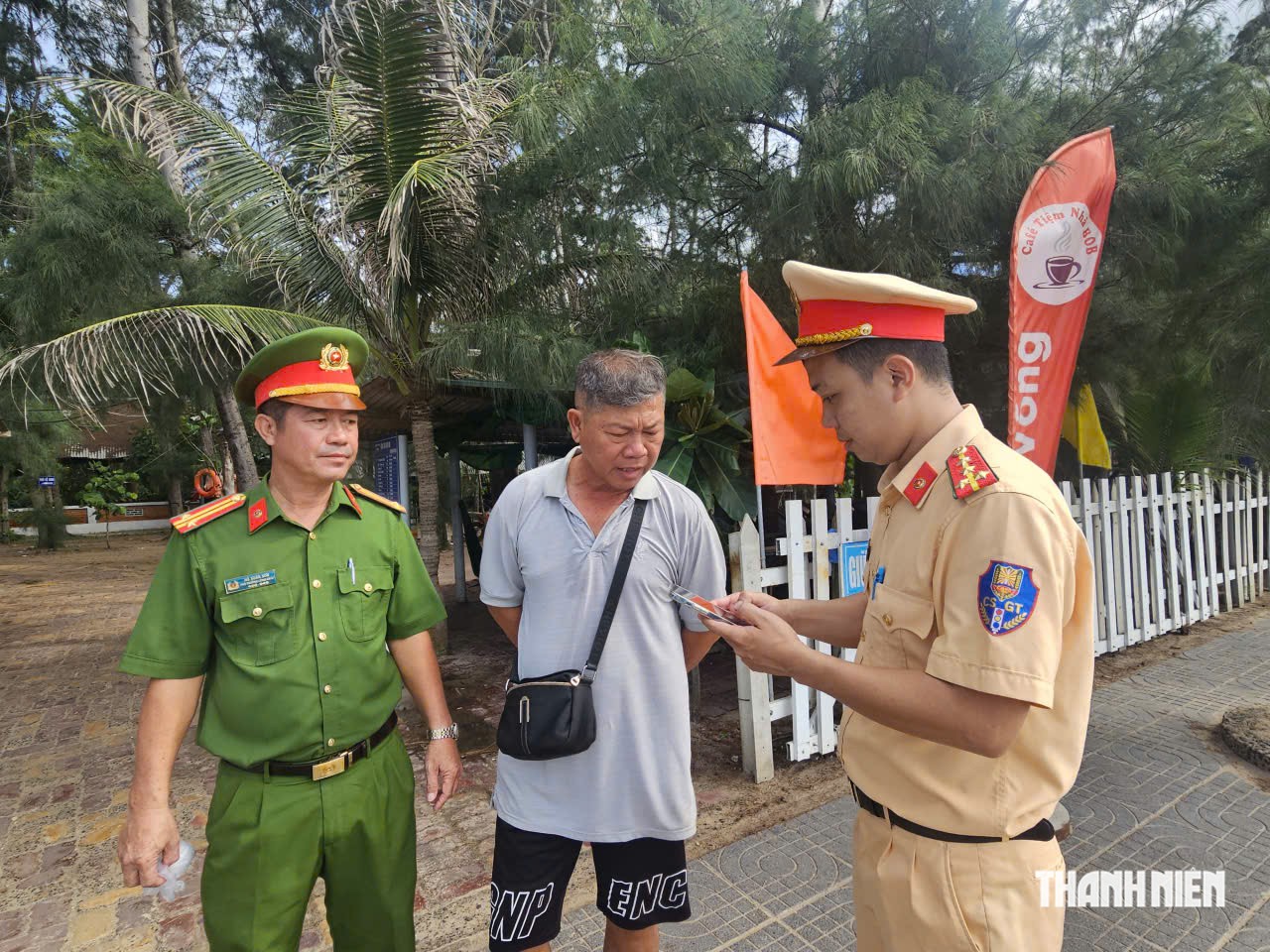 TP.HCM: Lắp camera dọc bờ kè Phước Hải xử phạt nạn xả rác, vi phạm giao thông- Ảnh 2.
