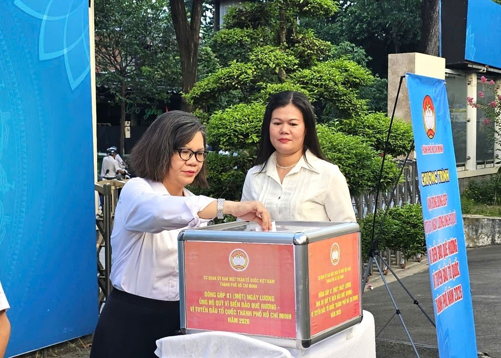 Cán bộ, công chức cơ quan Ủy ban MTTQ Việt Nam TPHCM ủng hộ Quỹ “Vì biển đảo quê hương - Vì tuyến đầu Tổ quốc” TPHCM năm 2026, ngay sau lễ chào cờ đầu tuần Hinh 2.jpg
