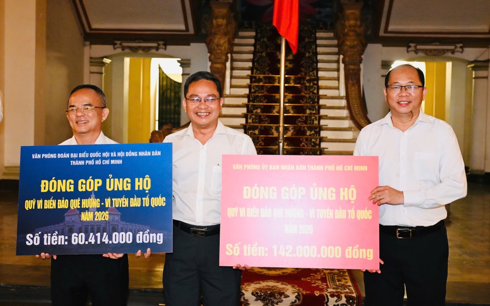 Đồng chí Phạm Minh Tuấn, Phó Chủ tịch Uỷ ban MTTQ Việt Nam TPHCM tiếp nhận các bảng tượng trưng kinh phí ủng hộ Quỹ “Vì biển đảo quê hương - Vì tuyến đầu Tổ quốc” năm 2026. Ảnh: VIỆT DŨNG IMG_1444.jpeg
