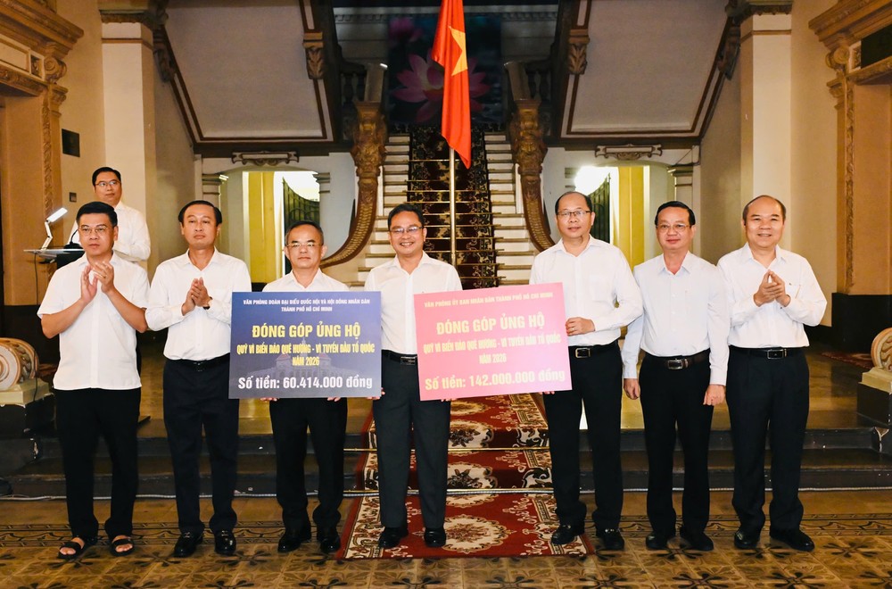 Các đồng chí thường trực HĐND TPHCM và UBND TPHCM cùng dự buổi lễ. Ảnh: VIỆT DŨNG IMG_1446.jpeg