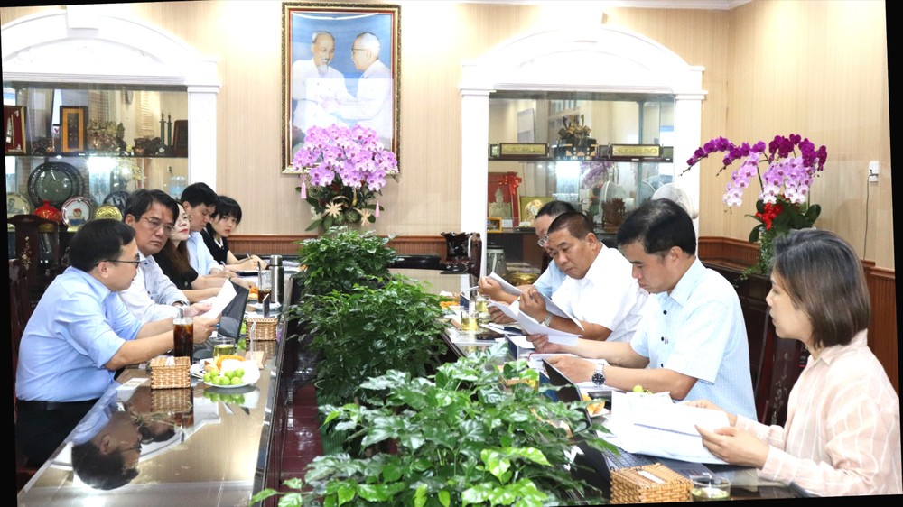 Các thành viên Hội đồng xét duyệt Giải thưởng Tôn Đức Thắng lần thứ 26 xem xét các hồ sơ IMG_1826.JPG