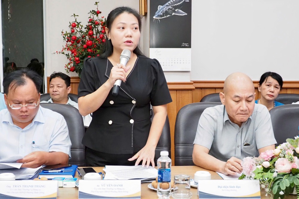 Bà Vũ Yến Oanh, Phó chủ tịch UBND phường Bình Đông báo cáo tại buổi giám sát. Ảnh: HOÀNG HÙNG 1785850395894_4787989441783652330_4787989441783652330_5034c6a42414241966deb233883bf3eb.jpg