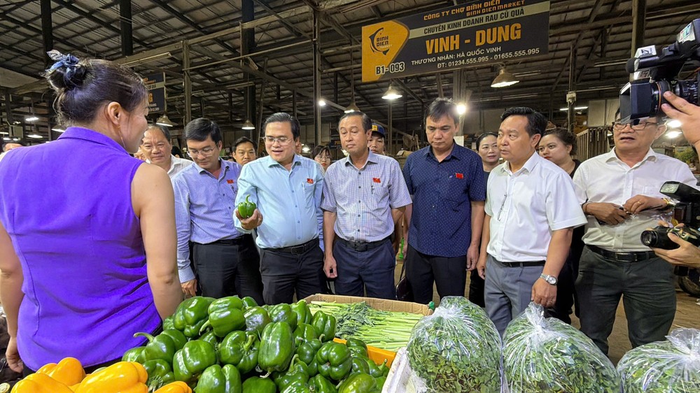 Thường trực HĐND TPHCM khảo sát ATTP tại chợ đầu mối Bình Điền tối 4-8. Ảnh: HOÀNG HÙNG. Thường trực HĐND TPHCM khảo sát ATTP tại chợ đầu mối Bình Điền tối 4-8. Ảnh: HOÀNG HÙNG.