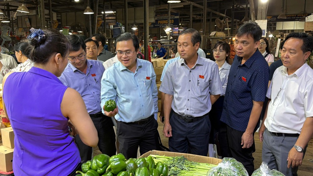 Đồng chí Cao Thanh Bình, Trưởng Ban Văn hóa - xã hội, HĐND TPHCM, Phó trưởng đoàn giám sát trao đổi với tiểu thương chợ đầu mối Bình Điền. Ảnh: HOÀNG HÙNG. Đồng chí Cao Thanh Bình, Trưởng Ban Văn hóa - xã hội, HĐND TPHCM, Phó trưởng đoàn giám sát trao đổi với tiểu thương chợ đầu mối Bình Điền. Ảnh: HOÀNG HÙNG.