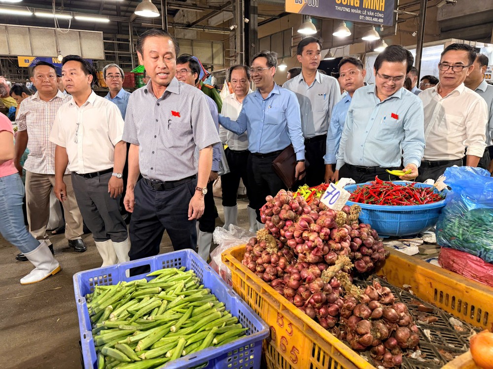 Thường trực HĐND TPHCM khảo sát ATTP tại chợ đầu mối Bình Điền tối 4-8. Ảnh: HOÀNG HÙNG. Thường trực HĐND TPHCM khảo sát ATTP tại chợ đầu mối Bình Điền tối 4-8. Ảnh: HOÀNG HÙNG.