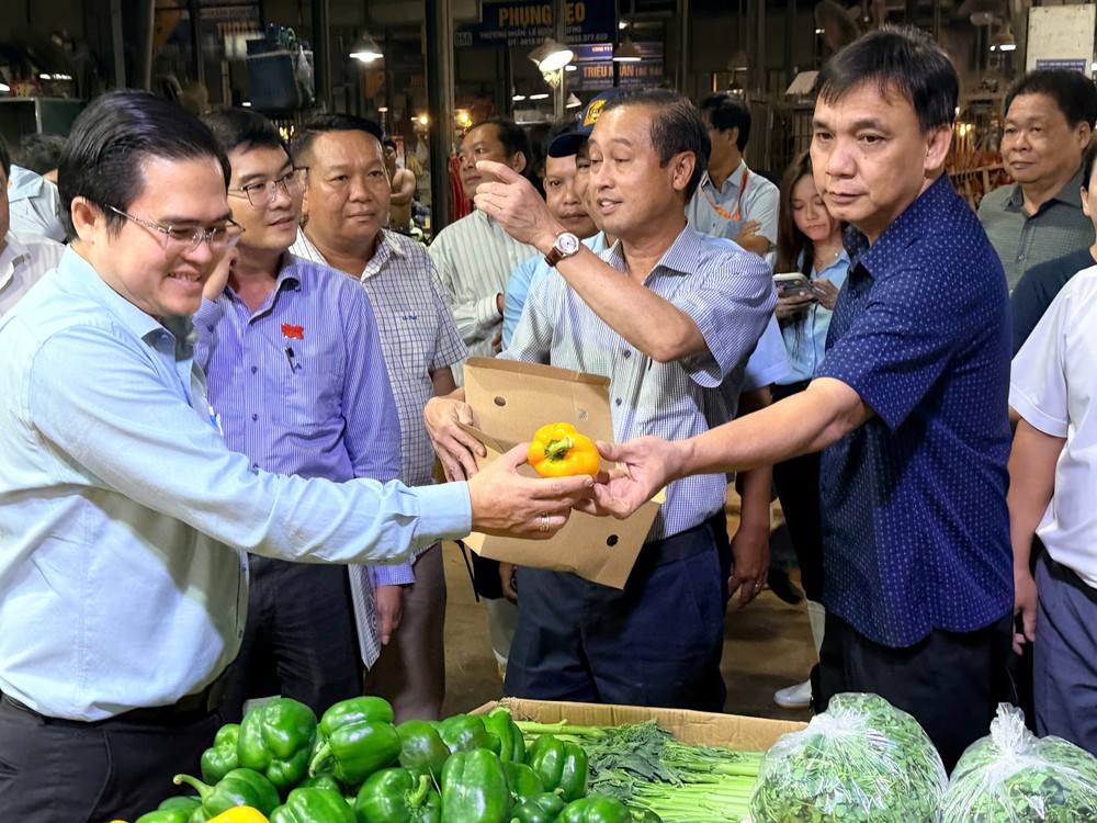 Thường trực HĐND TPHCM khảo sát ATTP tại chợ đầu mối Bình Điền tối 4-8. Ảnh: HOÀNG HÙNG Thường trực HĐND TPHCM khảo sát ATTP tại chợ đầu mối Bình Điền tối 4-8. Ảnh: HOÀNG HÙNG