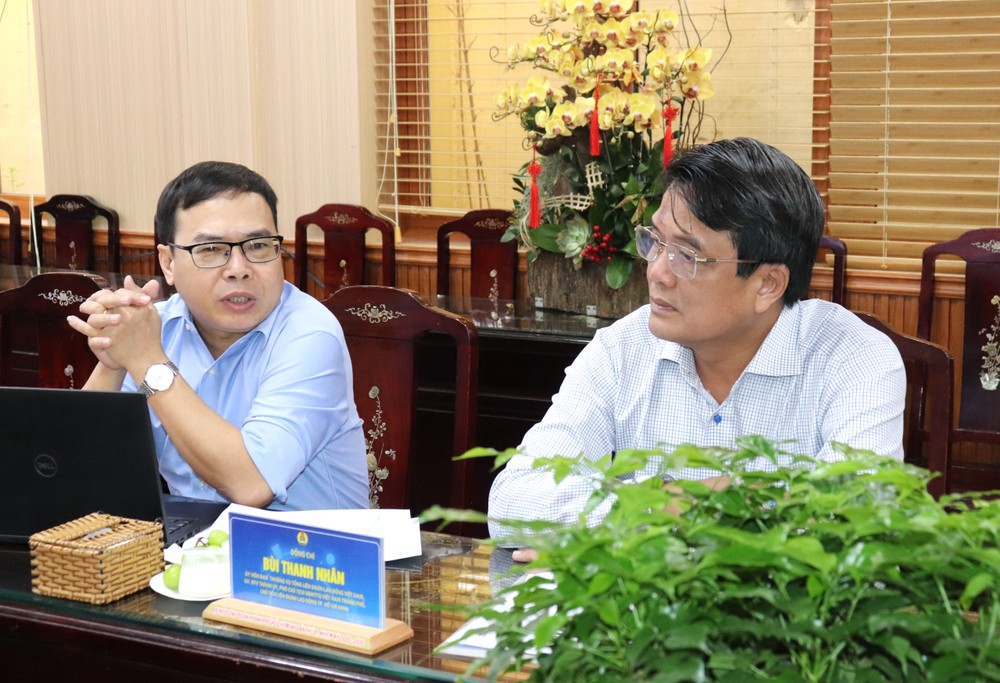 Chủ tịch LĐLĐ TPHCM Bùi Thanh Nhân và Phó Tổng biên tập Báo SGGP Dương Văn Quang trao đổi về các hồ sơ tham gia Giải thưởng Tôn Đức Thắng năm 2026 IMG_1840.JPG