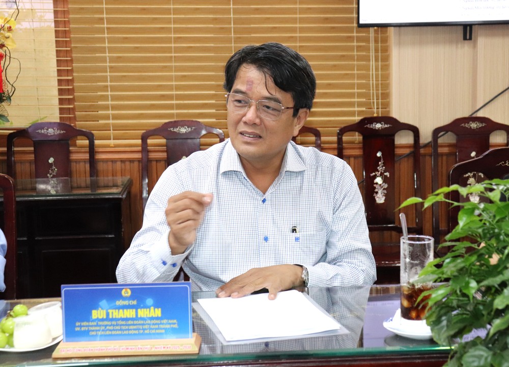 Chủ tịch Liên đoàn Lao động TPHCM Bùi Thanh Nhân trao đổi tại buổi họp Hội đồng xét duyệt Giải thưởng Tôn Đức Thắng lần thứ 26