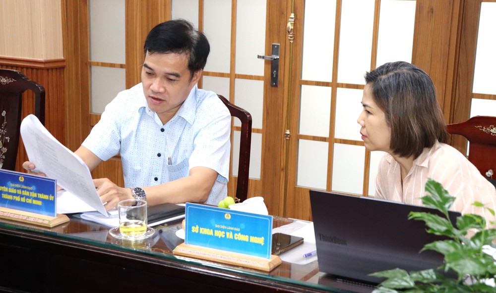 Các thành viên Hội đồng xét duyệt Giải thưởng Tôn Đức Thắng lần thứ 26 trao đổi về hồ sơ tham dự IMG_1859.JPG