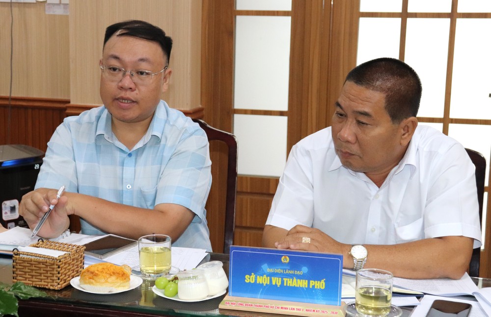 Thành viên Hội đồng xét duyệt Giải thưởng Tôn Đức Thắng lần thứ 26 trao đổi tại buổi xét chọn IMG_1869.JPG