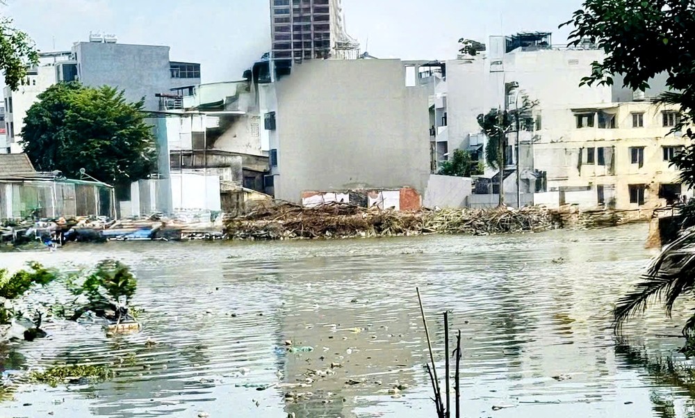 Một đoạn kênh thuộc dự án chỉnh trang đô thị khu vực bờ Nam Kênh Đôi được đoàn khảo sát thực địa sáng 5-8 1.jpeg