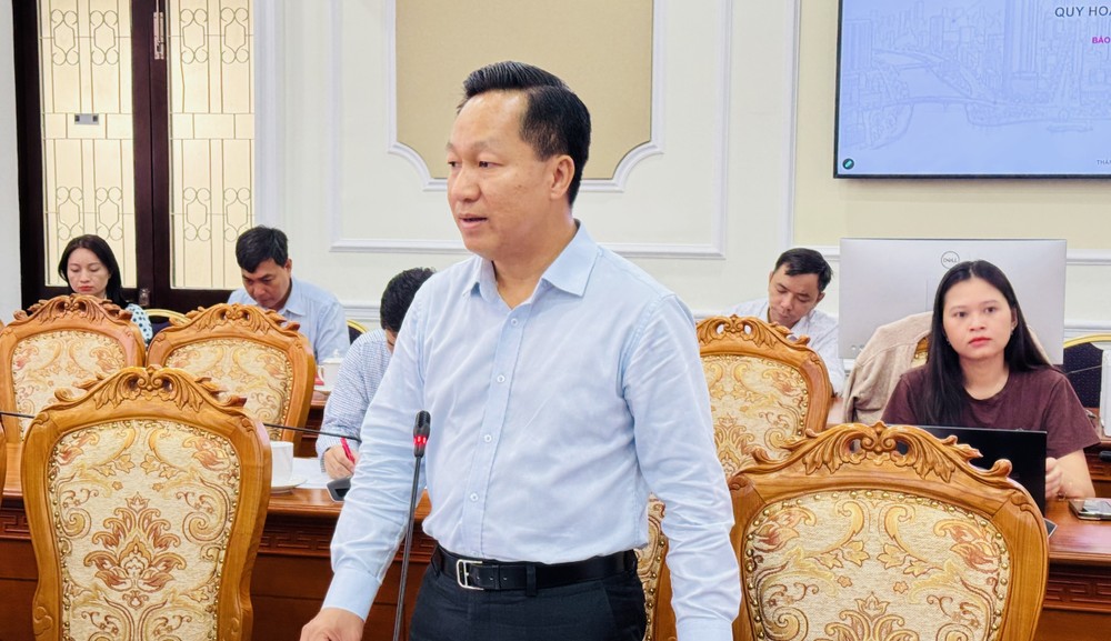 Trưởng Ban Đô thị HĐND TPHCM Hoàng Tùng phát biểu tại buổi khảo sát. Ảnh: ĐÌNH DƯ quy hoạch-h2jpg.jpg