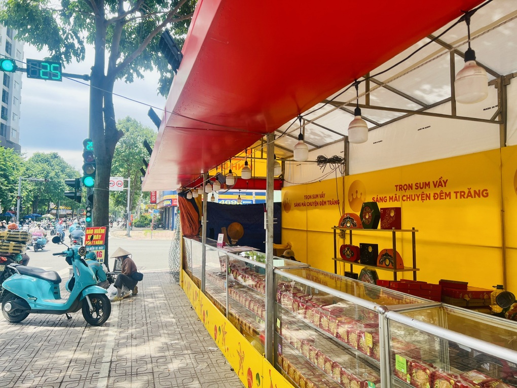 Bánh trung thu TPHCM vào mùa sớm: Quầy hàng ngóng khách, chợ mạng sôi động - 1