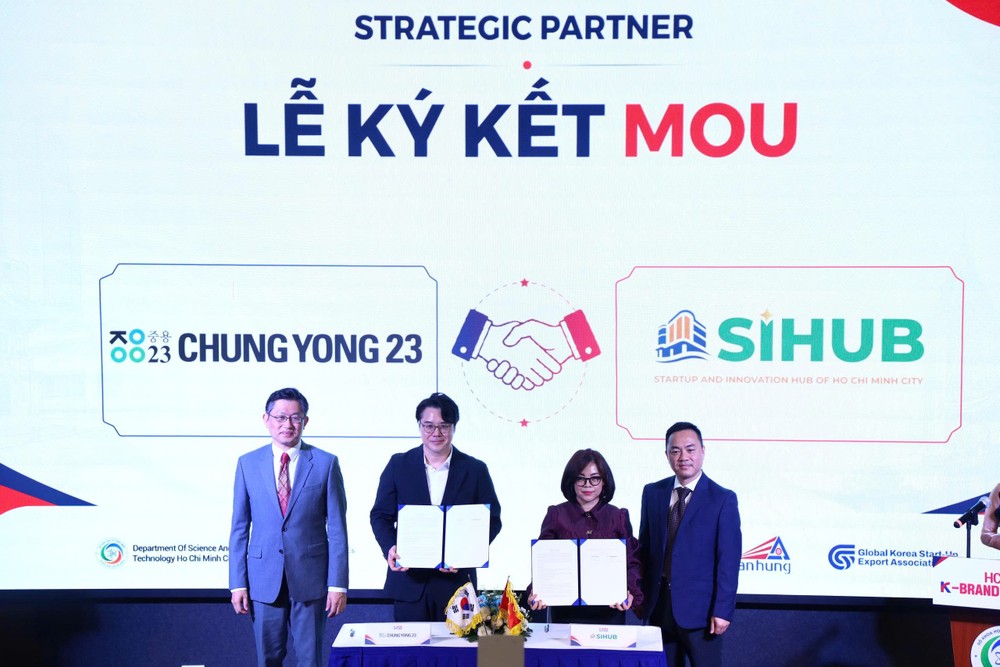 Đại diện Chung Yong 23 (Hàn Quốc) và Trung tâm khởi nghiệp sáng tạo TPHCM ký kết MoU. Ảnh: BÙI TUẤN IMG_2005.JPG