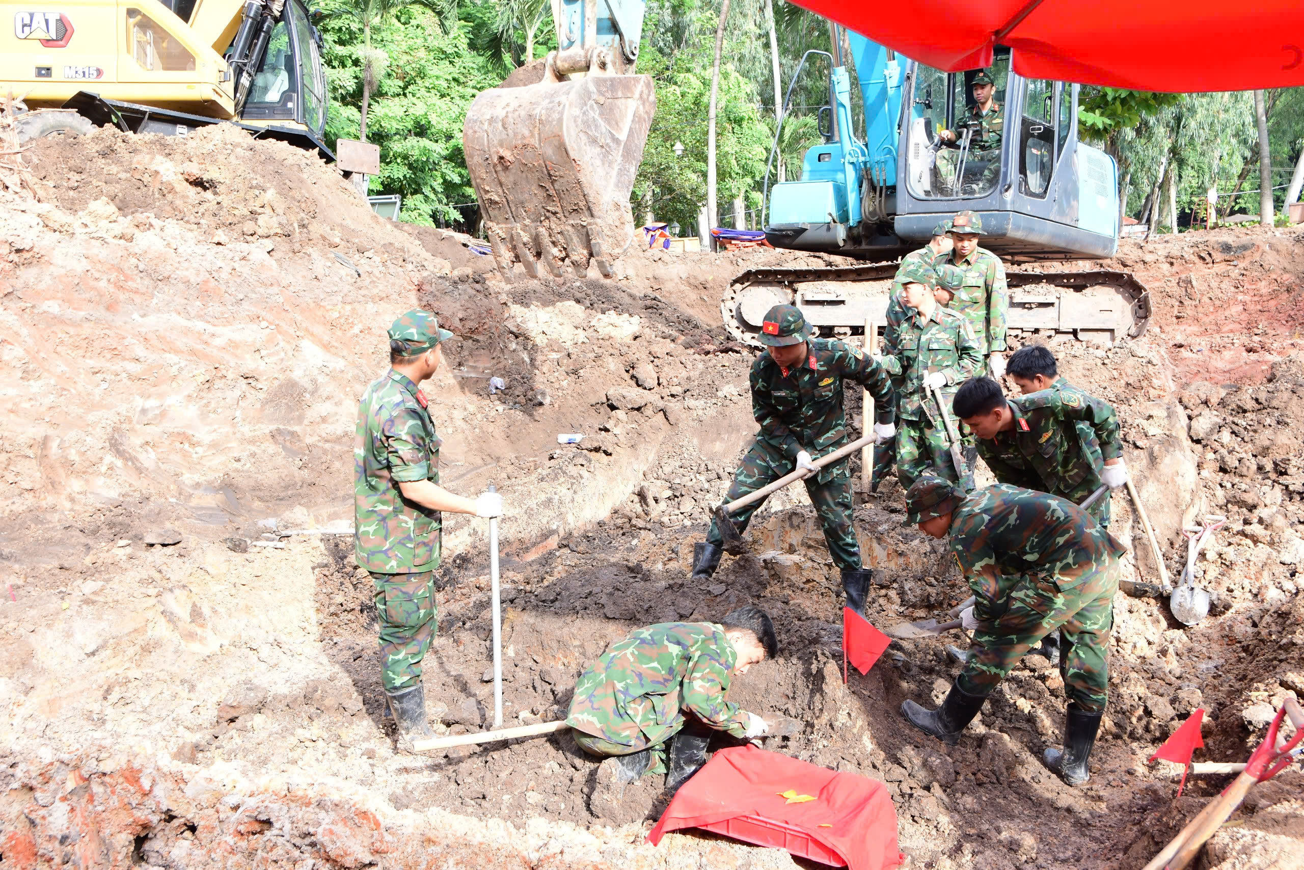Thứ trưởng Bộ Công thương Phan Thị Thắng thăm, động viên lực lượng làm nhiệm vụ tại công viên Lê Thị Riêng - Ảnh 4.