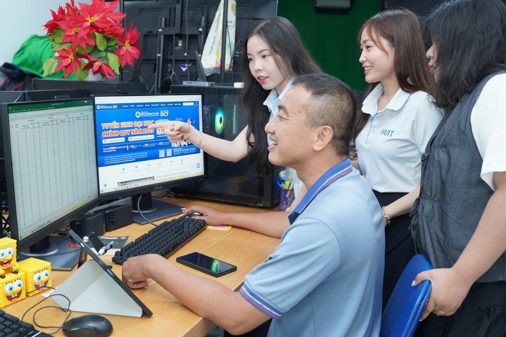 Cán bộ kỹ thuật Trường ĐH Công thương TPHCM kiểm tra dữ liệu sau kết quả lọc ảo, xét tuyển toàn quốc lần thứ 5 
