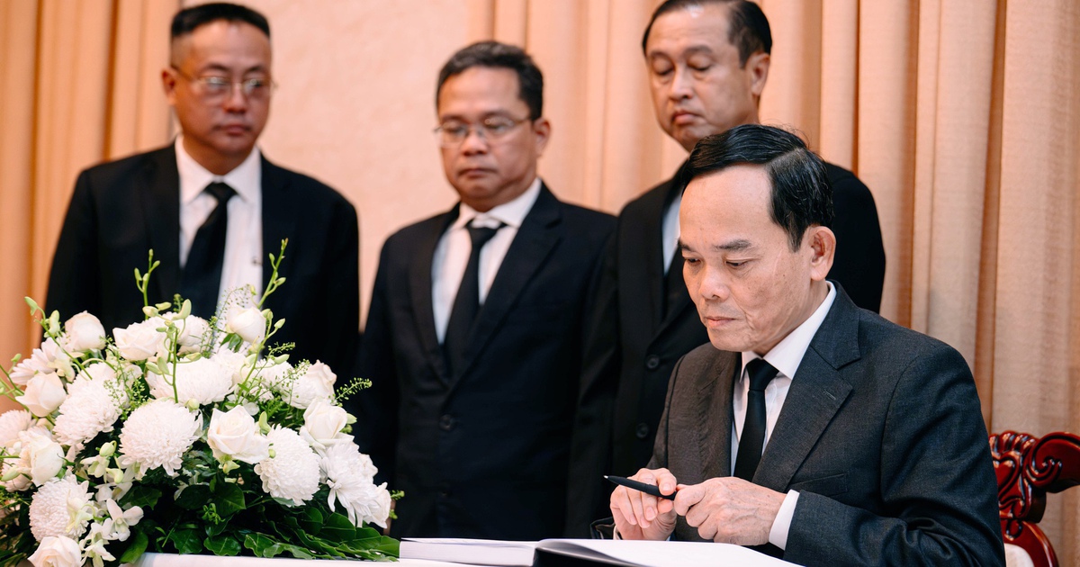 Bí thư Trần Lưu Quang cùng lãnh đạo TP.HCM viếng và ghi sổ tang Chủ tịch Quốc hội Lào