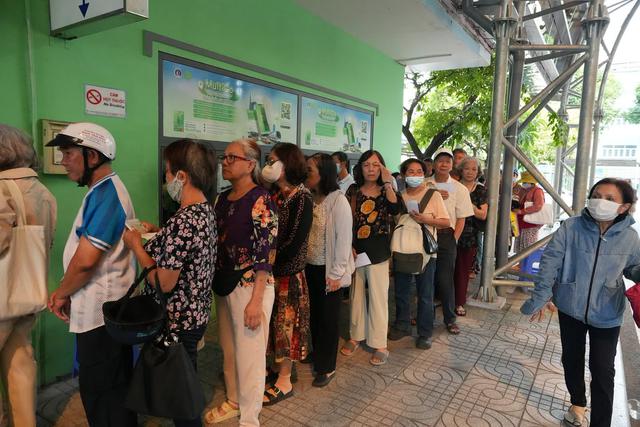 5 ngày, gần 1 vạn người dân TP.HCM đăng ký thẻ đi metro, xe buýt miễn phí - Ảnh 1.