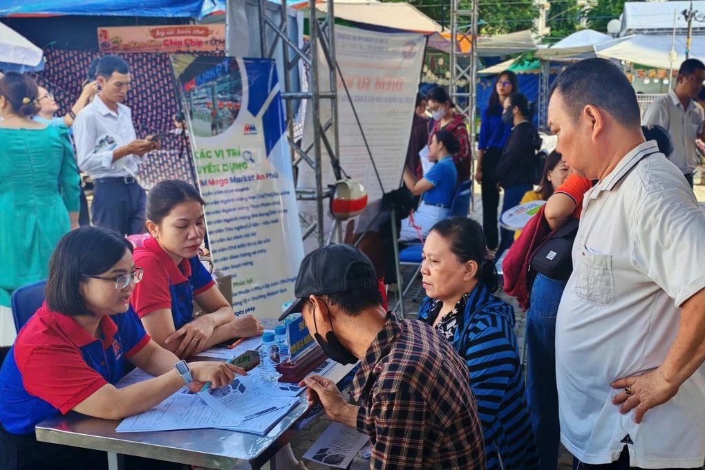 TPHCM cần tuyển 12.000 lao động, lương đến 50 triệu đồng/tháng - 1