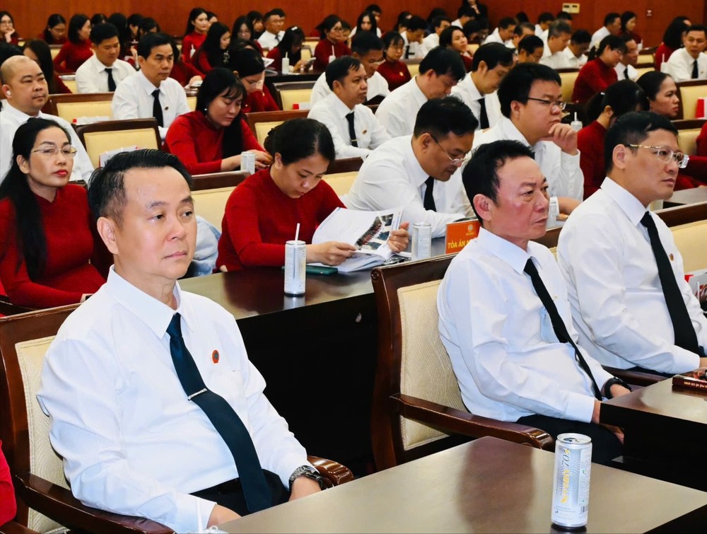 Các đại biểu ôn lại chặng đường 50 năm xây dựng và phát triển của TAND TPHCM. Ảnh: VIỆT DŨNG img-1471-1008-3019.jpeg.jpg