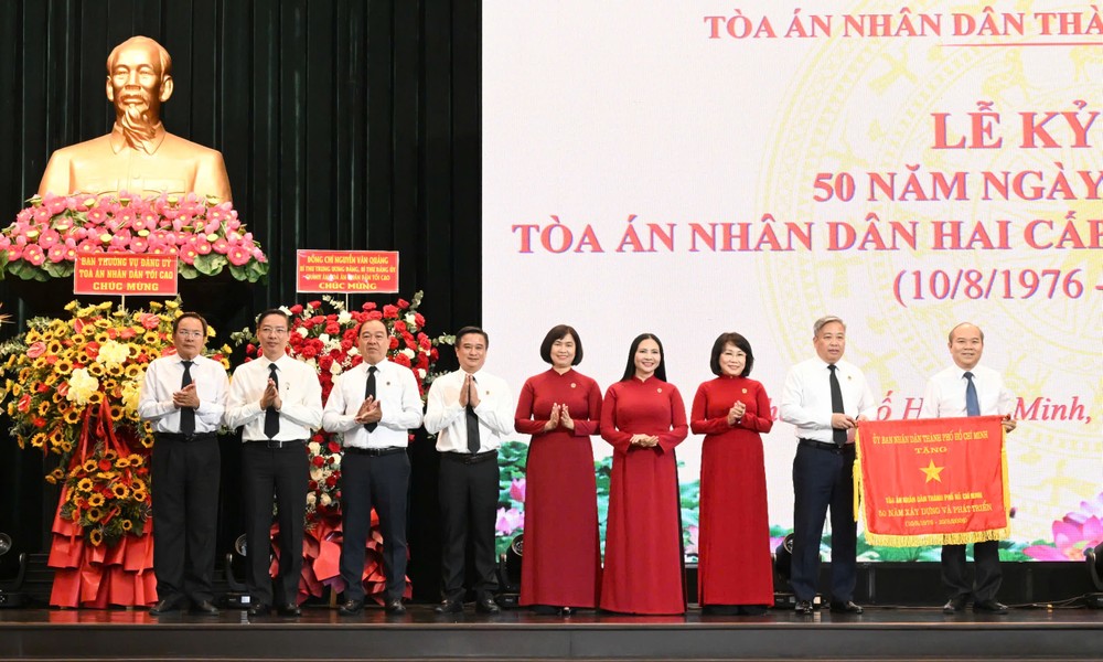 Phó Chủ tịch UBND TPHCM Trần Văn Bảy trao Cờ truyền thống cho lãnh đạo TAND TPHCM. Ảnh: VIỆT DŨNG IMG_1473.jpeg