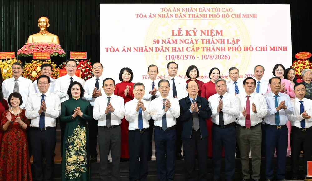 Các đại biểu chụp ảnh lưu niệm tại buổi lễ. Ảnh: VIỆT DŨNG IMG_1474.jpeg